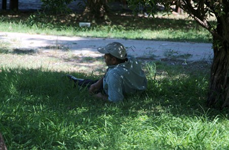 Adana'da termometreler 42 dereceyi gösterdi! Tehlikeye rağmen sulama kanalına girdiler